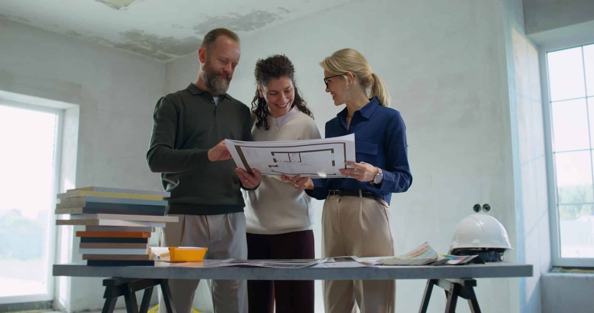 Bauherren besprechen Planung und Entscheidungen anhand von Unterlagen