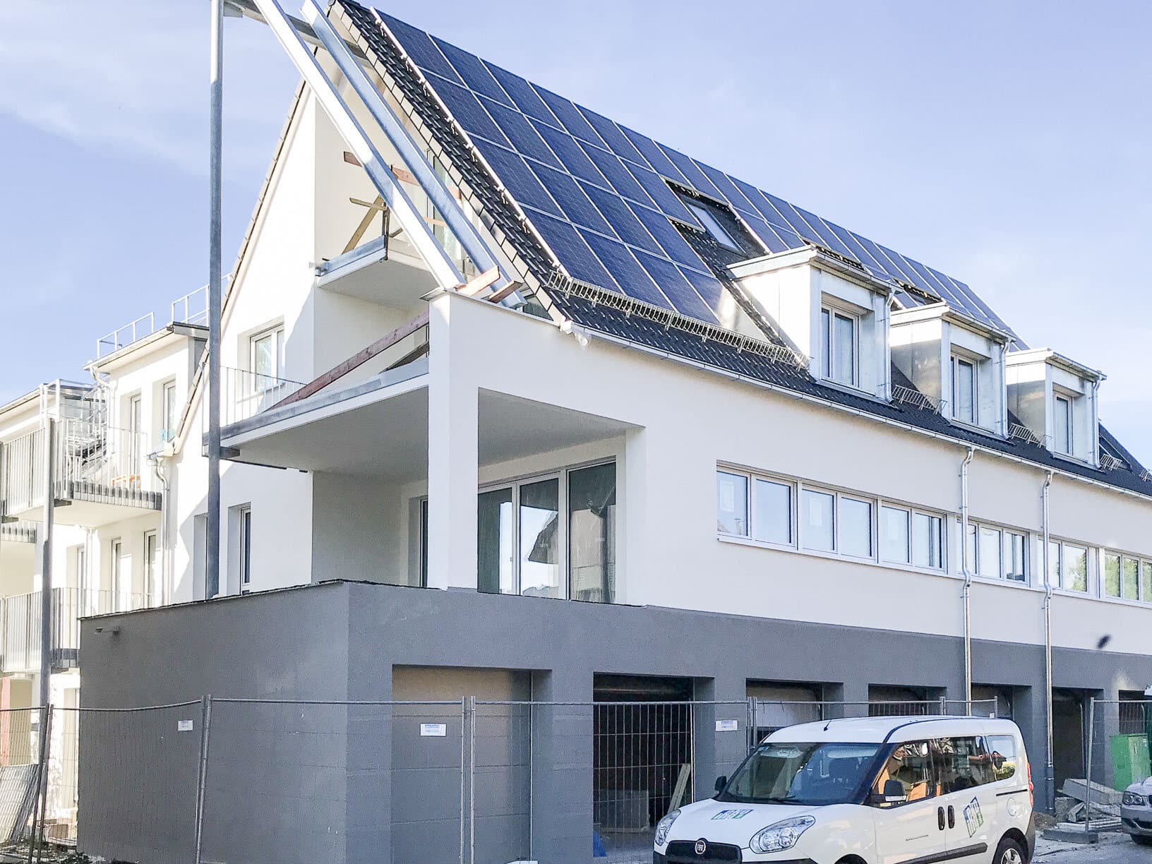 Fertiggestelltes Mehrfamilienhaus in der Ziegelwasenstraße in Grafenberg