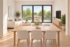 Neubau: 3,5 Zimmer mit zwei Balkonen, großzügiger Ankleide und Raum für Ihre Wohnideen · KfW 40 QNG - Wohnzimmer und Balkon - Visualisierung