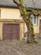 Provisionsfrei: Fachwerkhaus von 1584 mit Garten, Gewölbekeller, Ausbaupotenzial & möglicher Denkmal-AfA in Filderstadt-Plattenhardt - Gewölbekeller Eingang und Innenhof mit Baum (Visualisierung)